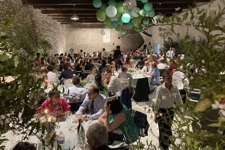 Dîner de mariage dans le Chai de 600 m² du Domaine de Russol, murs en pierre et poutres