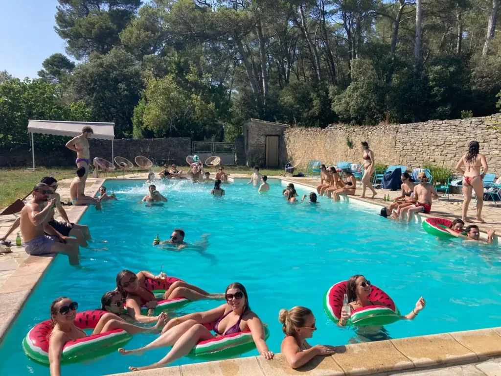 Piscine du Domaine de Russol entourée de verdure